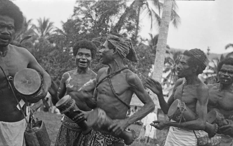 Papoea's uit Kapauer -schiereiland Fak fak- dansen tjekelele. PKN diapositief DSC_7975