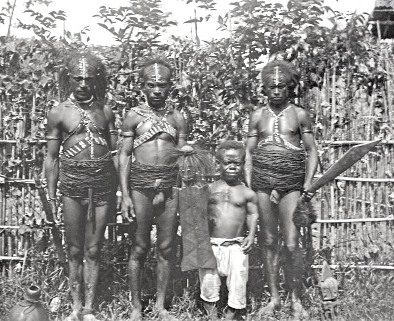 Papoeas uit het achterland Waropenkai. Diapositief PKN DSC_7652b