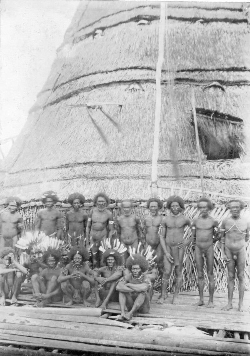 Platform met korowari van Kajo (Magdalena Eiland)  Humboldt Baai Wichmann Expeditie 1903