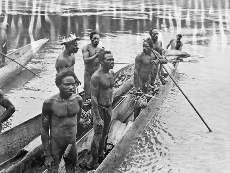 Prauwen met Papoea's die een bezoek brengen aan het basiskamp van de Wollaston-expeditie 1912-1913 RV-A188-1-21  Mimika Kamoro