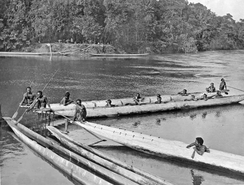 Prauwen met Papoea's die een bezoek brengen aan het basiskamp van de Wollaston-expeditie RV-A188-1-20 Mimika Kamoro