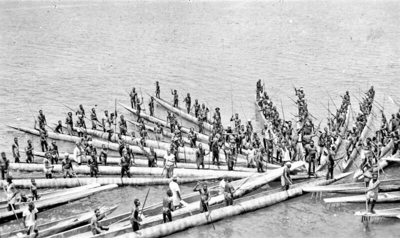 Prauwen van Asmat- en Kamoro Papoeas gefotografeerd vanaf een schip van de KPM  1950-1951 Kamoro TM-10008243