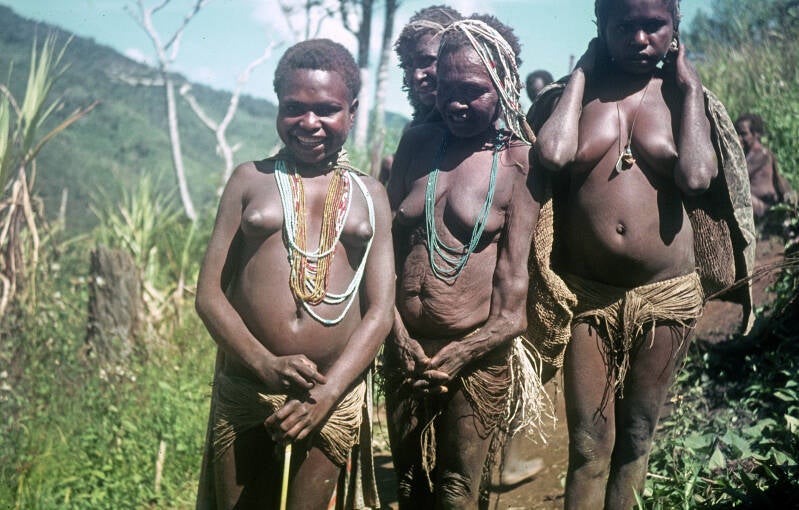 Sierat Timeepa-'66-'70-054 Mappia Kamu-vallei Ekari meisjes en vrouwen