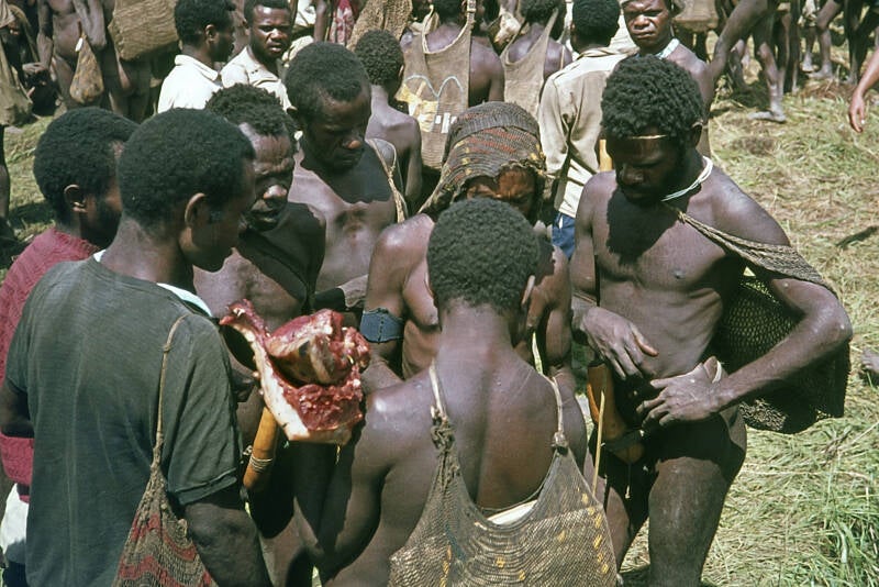 Sierat Tuguwai 1973 P141-f581 Varkensfeest -ruilhandel 