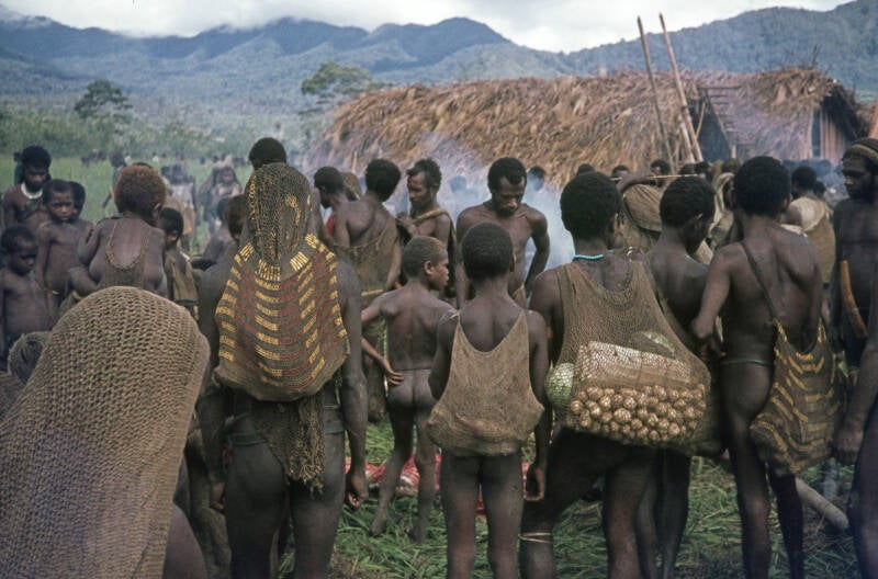 Sierat Varkensfeest Tugawai 1973 P156-e87  Verschillende soorten draagnet