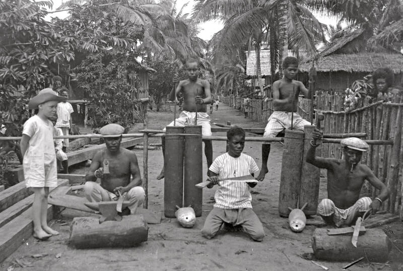 Smeden te Ariepi Yapen. PKN diapositief DSC_7661