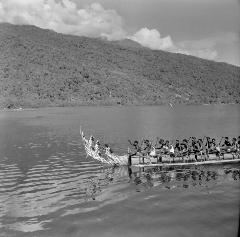 Snelroeien. Op de achtergrond Wondiwoigebergte PKN diapositief DSC_7854