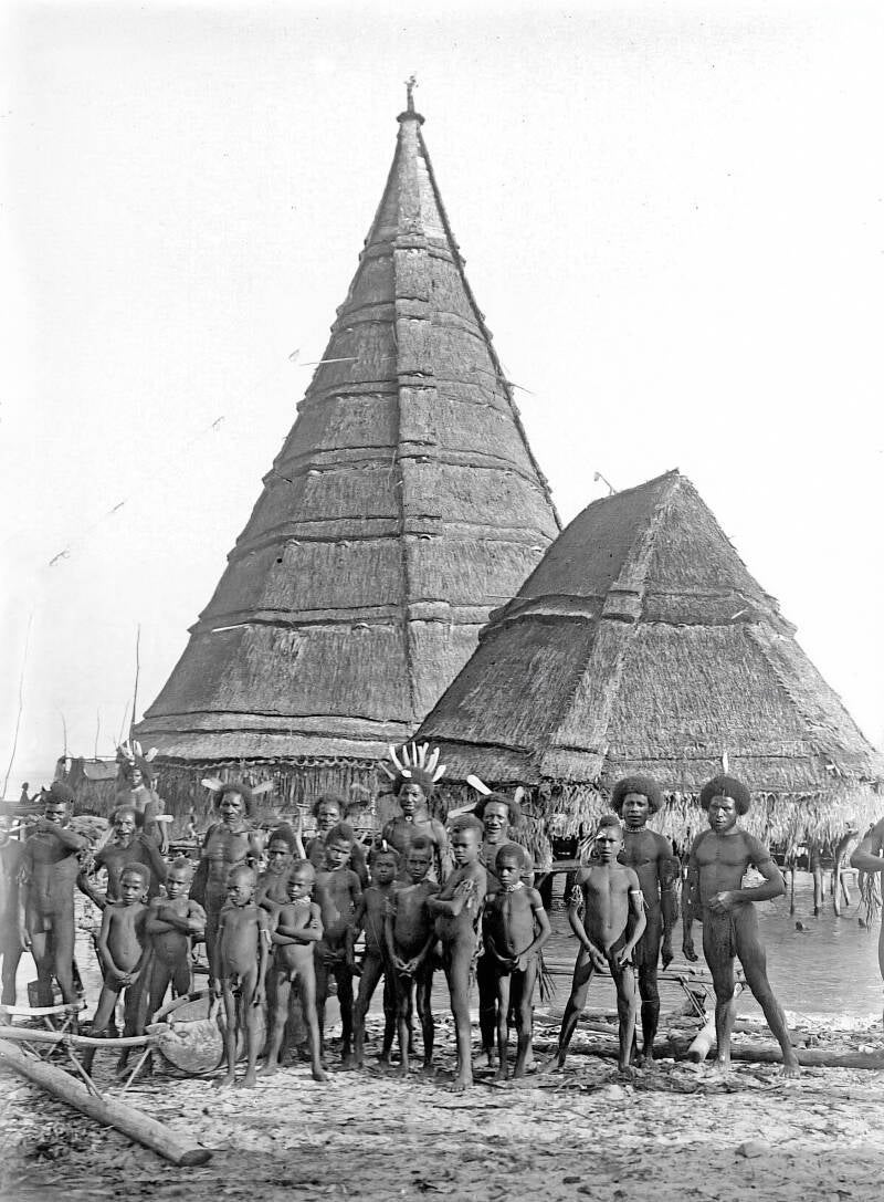 TM-10002242 Humboldtbaai Groep Papoeas voor Karawari huis 1903