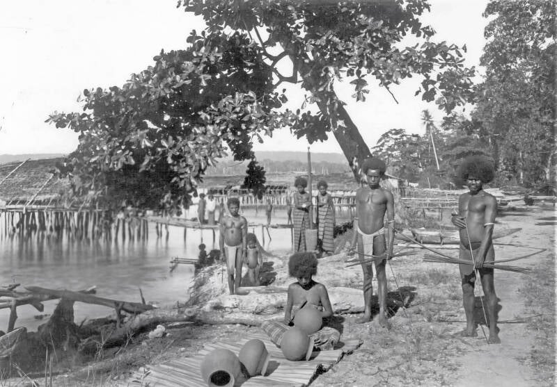 TM-10006145 Een pottenbakster aan het werk nabij Manokwari 1907-1915