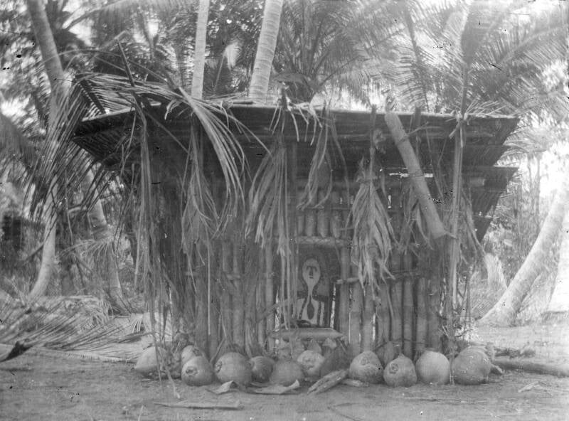 TM-10008311 1920-1930 Marind hut met beeltenis van een overledene