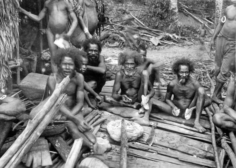 TM-10008533 Het vervaardigen van stenen bijlen en sagokloppers 1903 Sentani
