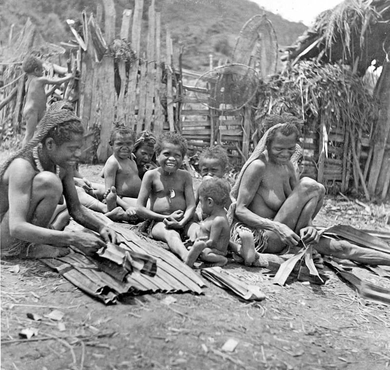 TM-10008536 Ekari vrouwen maken regencapes van pandanus - voor 1950