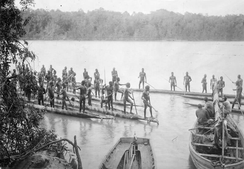 TM-60001187 Papoeas op bezoek bij het expeditiebivak 1908