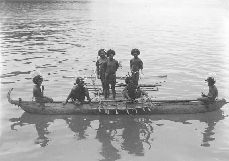 TM-ALB-0217-17 Prauw met Papoeas uit Kajo bij het expeditieschip de Zeemeeuw 1903 