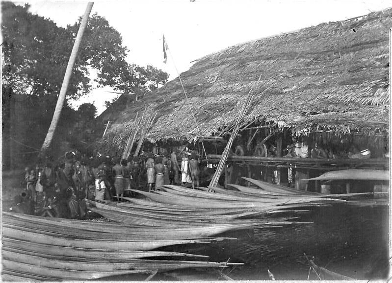 TM-ALB-0217-77 Een bruidsstoet passeert een rij prauwen in Asei Sentanimeer - Wichmann expeditie 1903