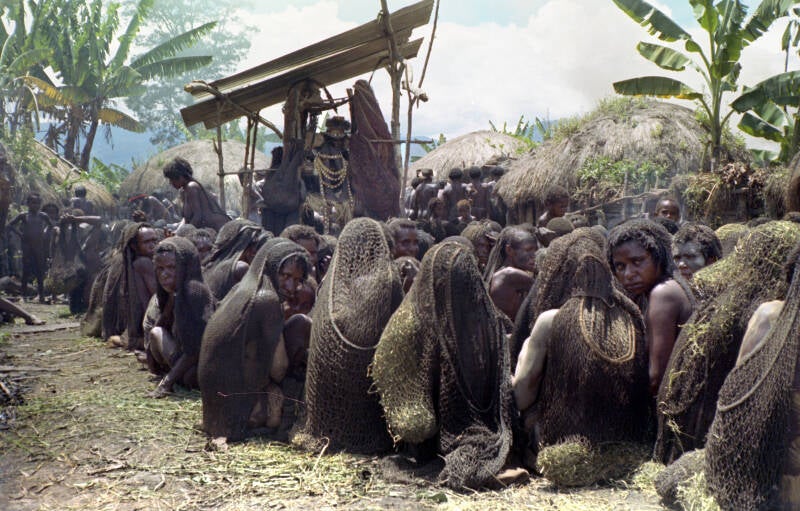 Uitvaartplechtigheid Baliem- Het met kaurischelpsnoeren opgetuigde lichaam wordt opgebaard Bob Schijns negatieven IrianJaya2 - 207 -029 