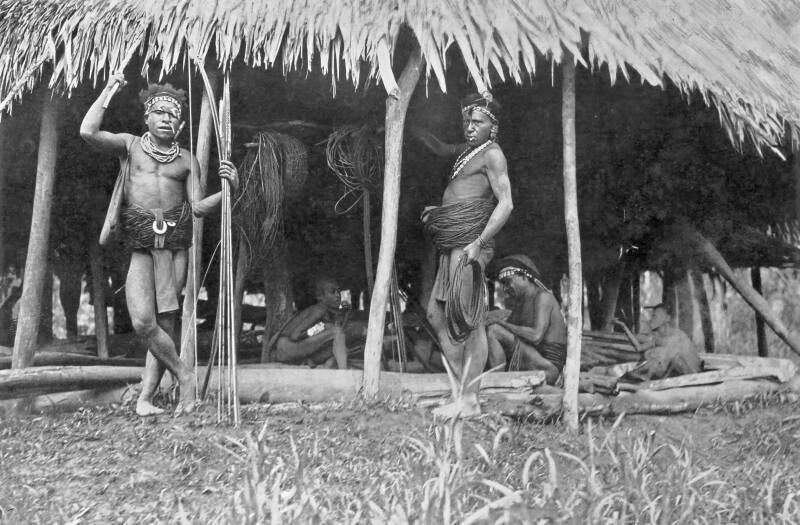 Utrechts Archief 74-170-15 Takoetamesso of Kauwerawet mannen bewoners Van Reesgebergte ten oosten van Pioniersbivak bezig met het vlechten van de strengen voor de buikgordel