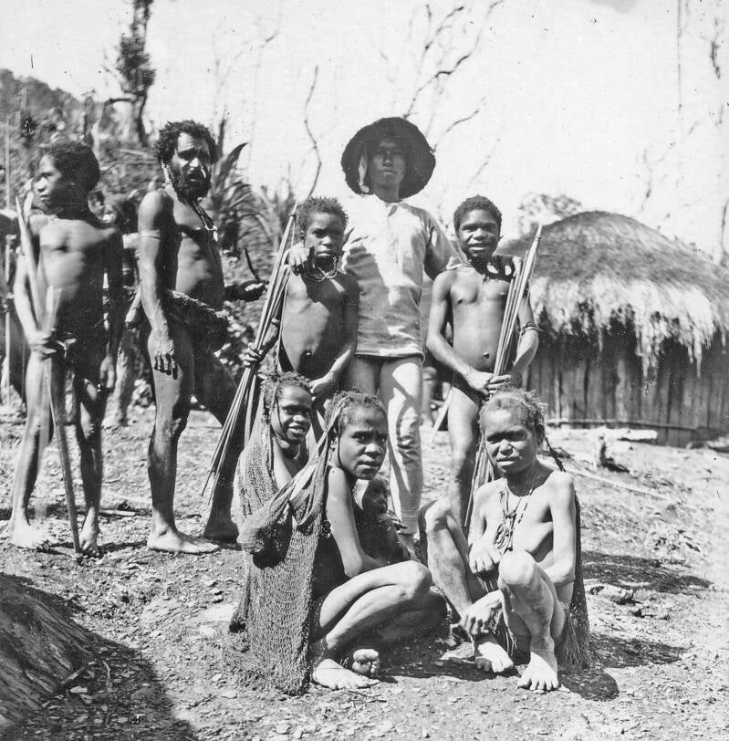 Utrechts Archief 74_197-12_000003 Groep in een Baliemdal kampong Swartvallei Oeringoep 1921