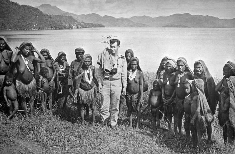 Diapositief Anthony van Kampen: Vic de Bruyn bij zijn Ekari's juli 1948