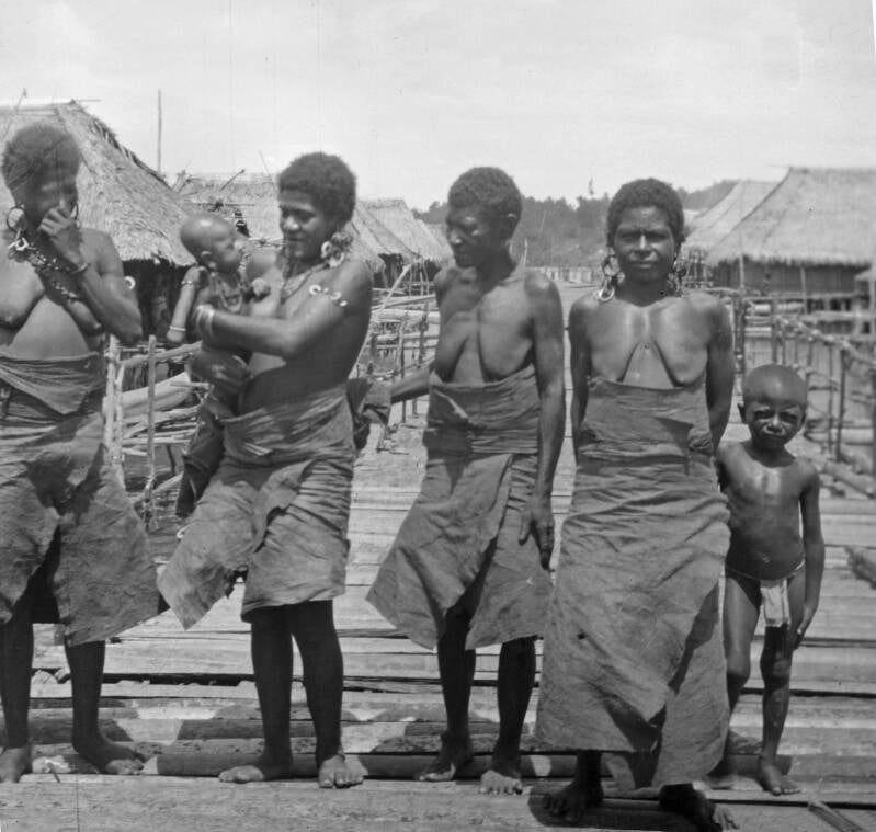 Vrouwen in Anggros - Engros Enggros Jayjapura Hollandiagekleed in geklopte boombast Diapositief PKN DSC-8173