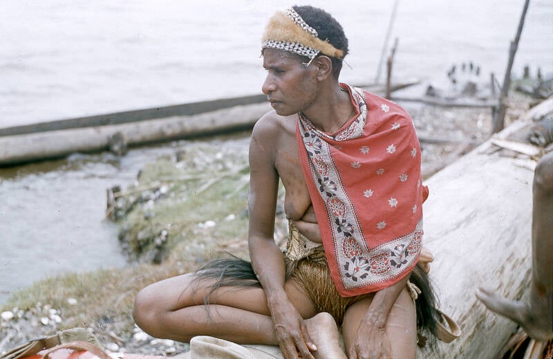 Sytze van der Werf Bisj ceremonieel Sjoeroe (Sjuru; Syuru) 1956/1957Elk jaar vinden in Sjoeroe herdenkingsfeesten plaats Vrouw van Sjoeroe Sytze van der Werf 1956