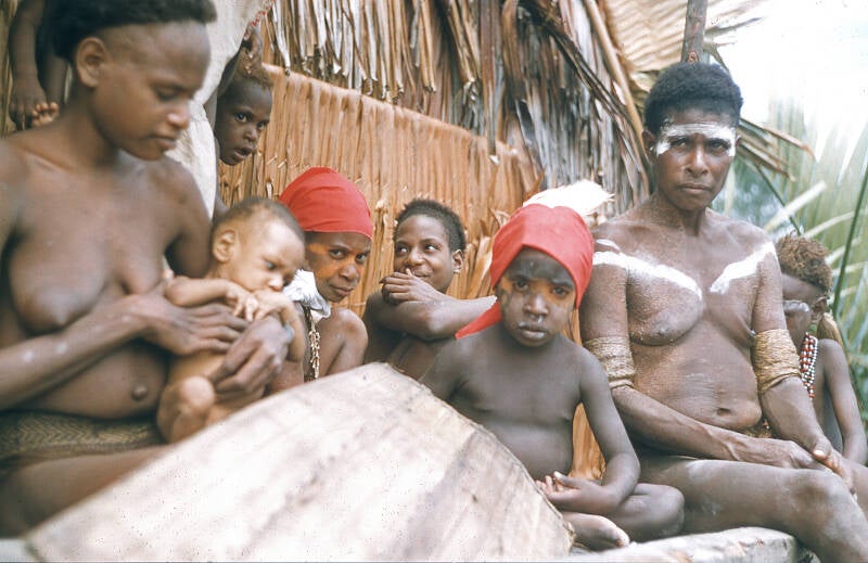 Bisj ceremonieel Sjoeroe (Sjuru; Syuru) 1956/1957 - Asmat 18 Enkele toeschouwers hebben alvast een mooi plaatsje uitgezocht 
