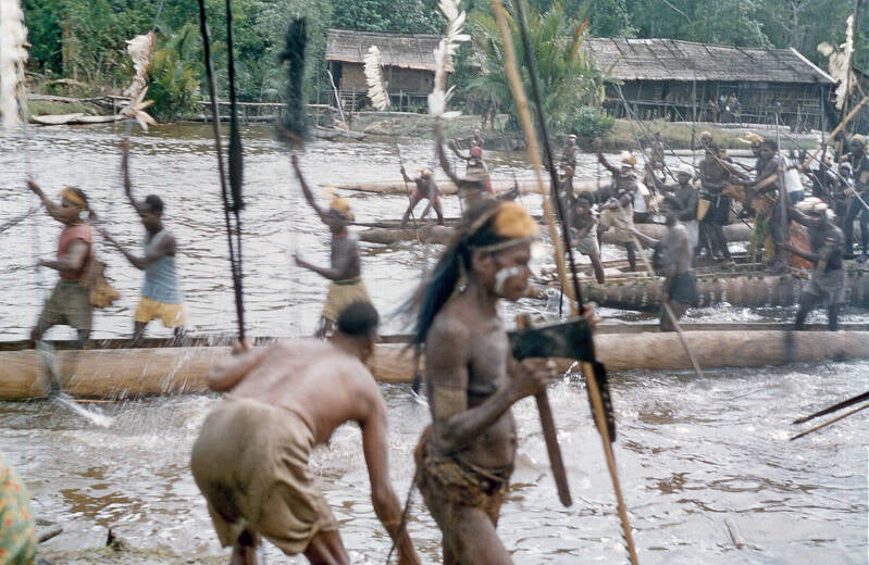 Bisj ceremonieel Sjoeroe (Sjuru; Syuru) 1956/1957 - Asmat 33 De vloot van de mannen komt nu dicht bij de wal 