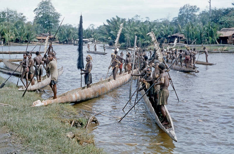 Bisj ceremonieel Sjoeroe (Sjuru; Syuru) 1956/1957 - Asmat 47 De prauwen steken weer van wal