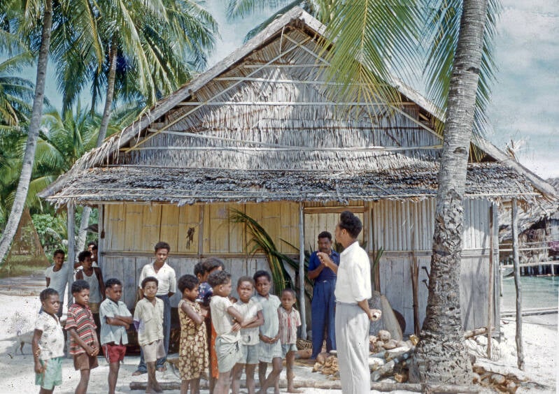 Woldendorp-1-2-037b-Arborek 1957- Arborek is een toeristisch dorp op een eiland in de regio Raja Ampat