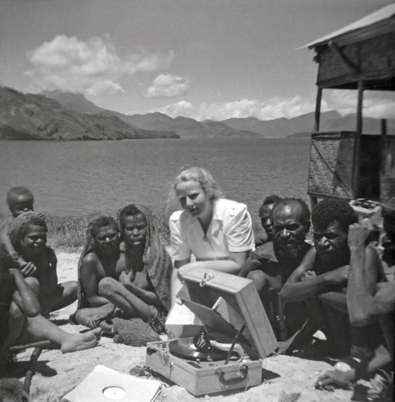 Zr Strijdhorst  met Ekari's rond de grammofoon  PKN negatief DSC_7836b