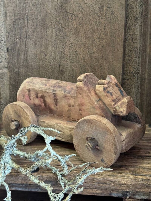 Oude houten Nandi heilige koe op wieltjes No.3