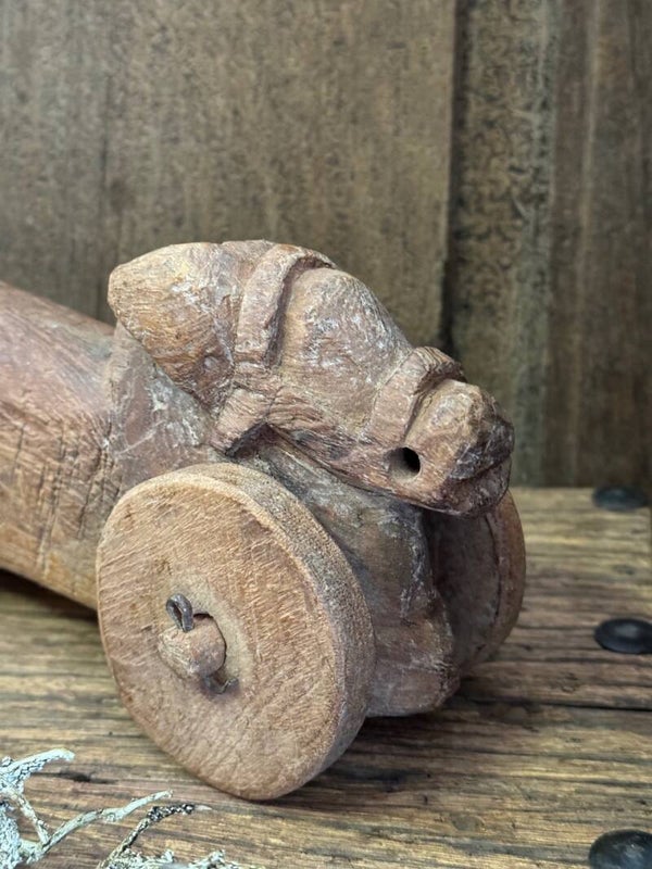 Oude houten Nandi heilige koe op wieltjes No.4