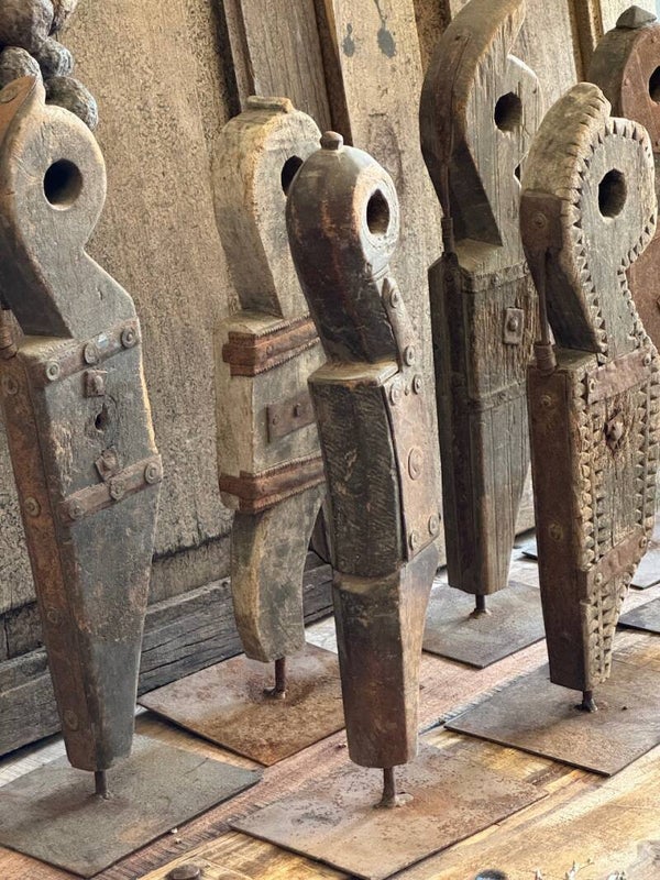 Houten ornamenten op standaard