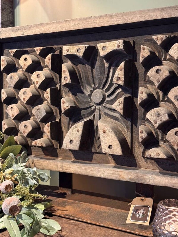 Stoere oude gietmal op voet houten ornament No.3