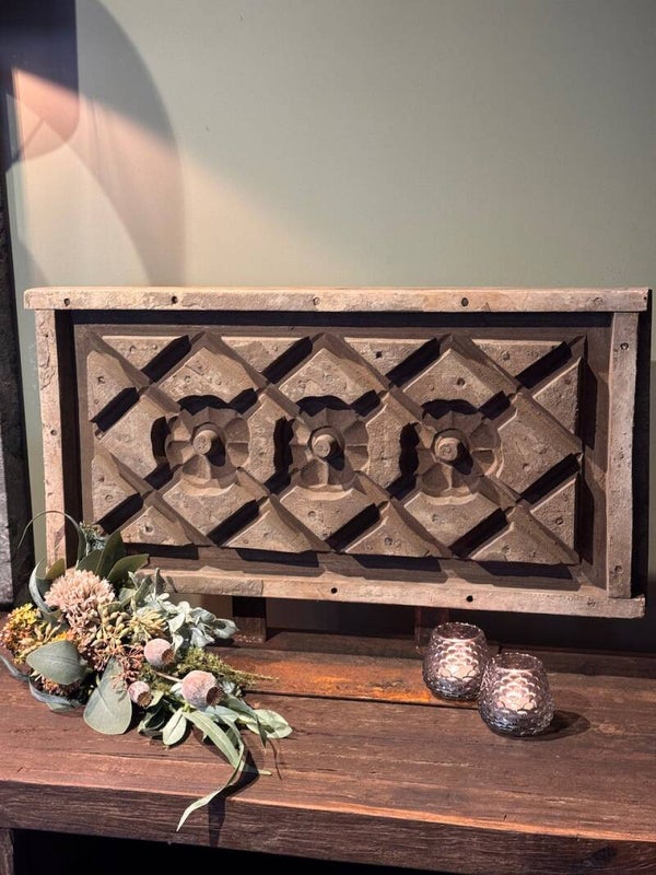 Stoere oude gietmal op voet houten ornament No.1