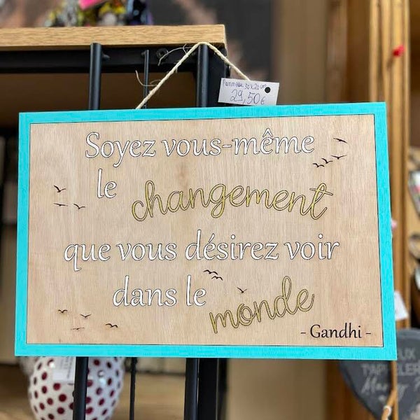 Panneau rectangulaire phrase Gandhi « changement… »