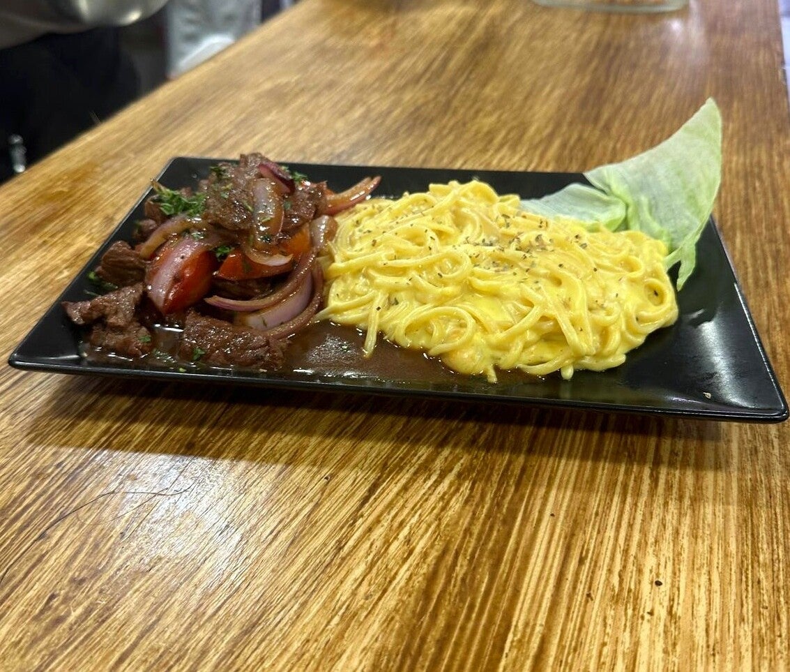 Espagueti a la huancaina con lomo al jugo