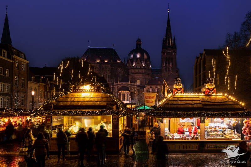 Aachen Achener Dom Altstadt Weihnachtsmarkt Katschhof Blaue Stunde