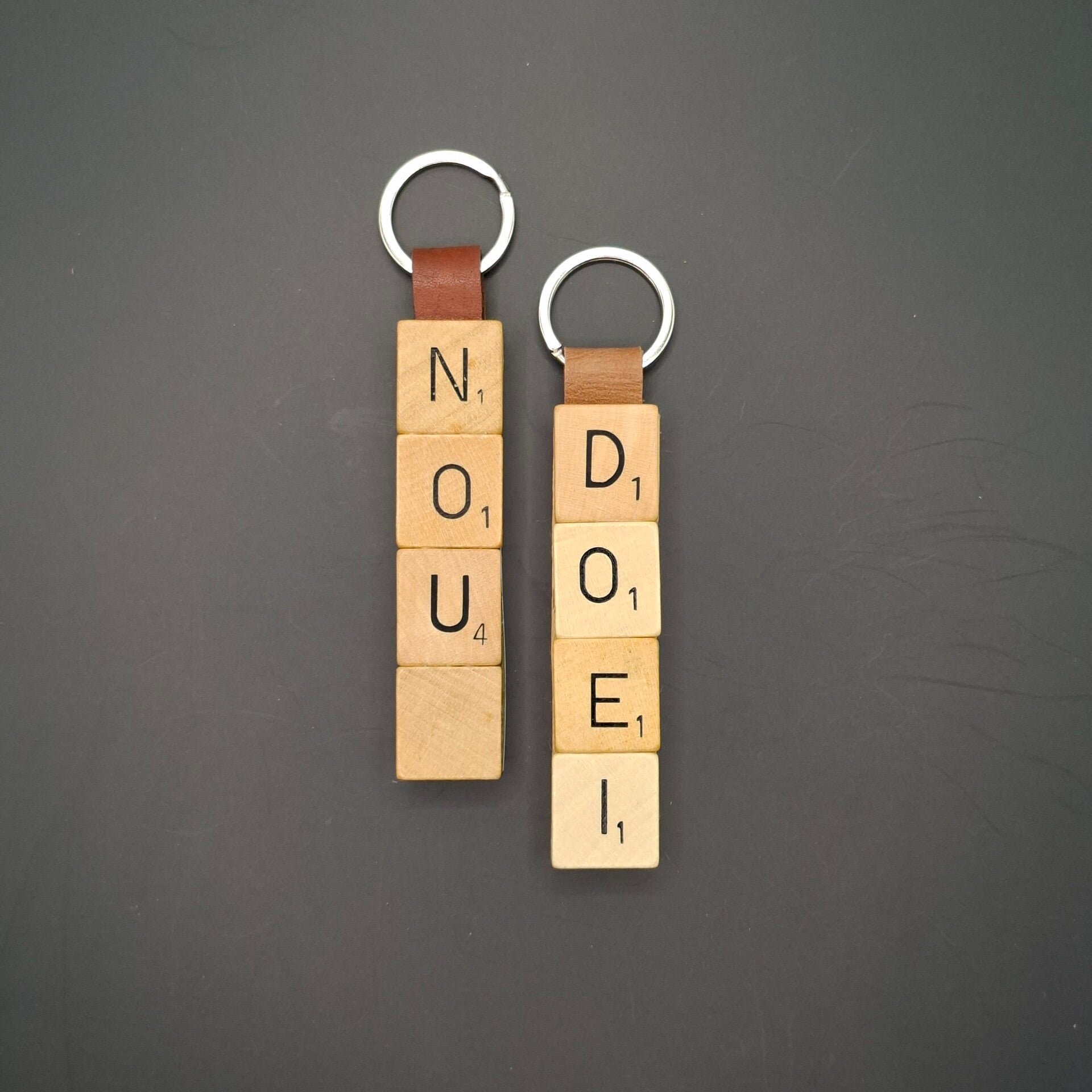 Sleutelhanger van scrabble letters en gerecycled leer
