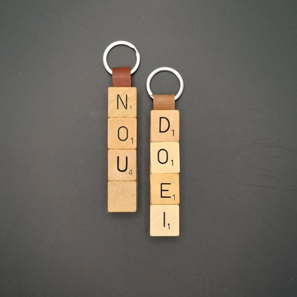 Sleutelhanger van scrabble letters en gerecycled leer