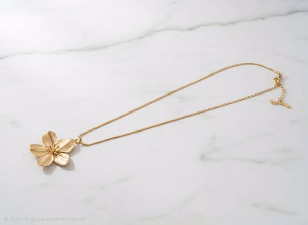 Gold bloom necklace