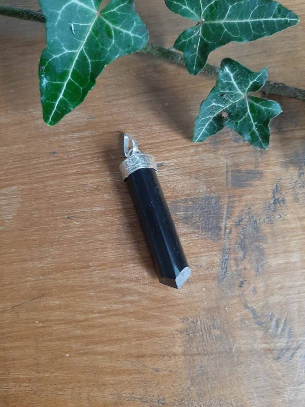 Toermalijn Zwart Punthanger met Verzilverd Kapje
