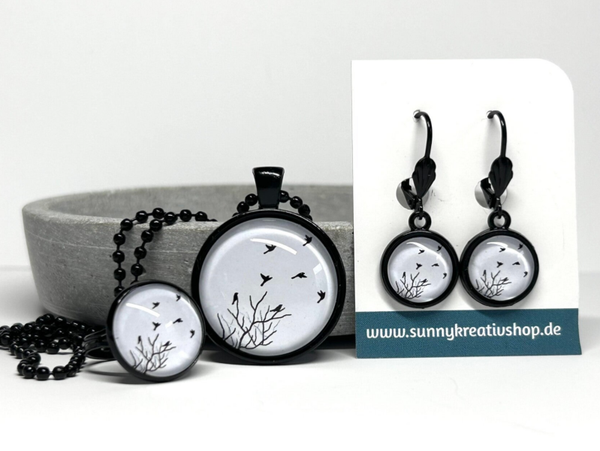 Halskette mit Anhänger, Ohrringe und Ring s/w