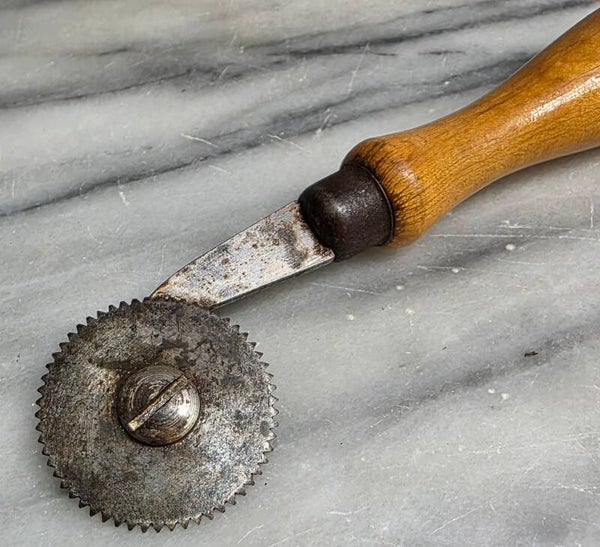 Vintage Spiked Pounce Rotary Tracing Wheel Tool (Noodle Cutter)