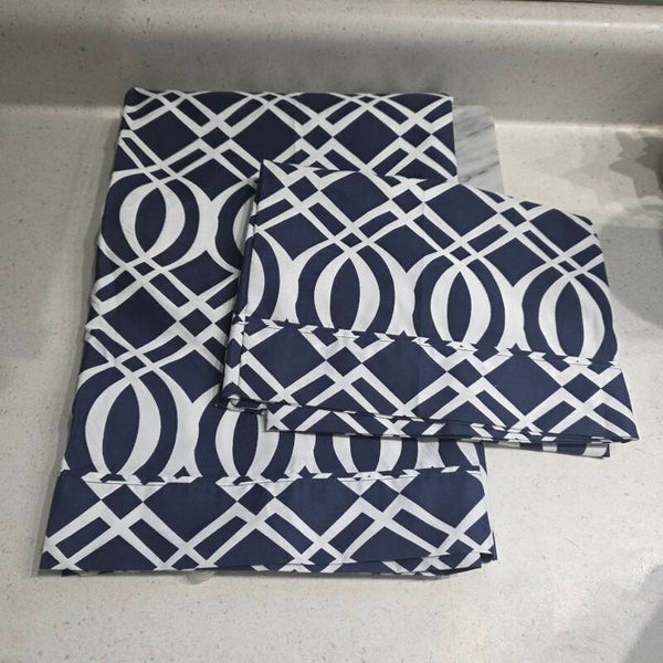 Lush Decor Edward Trellis Navy/White Geometric Full Pillowcases Set of 2