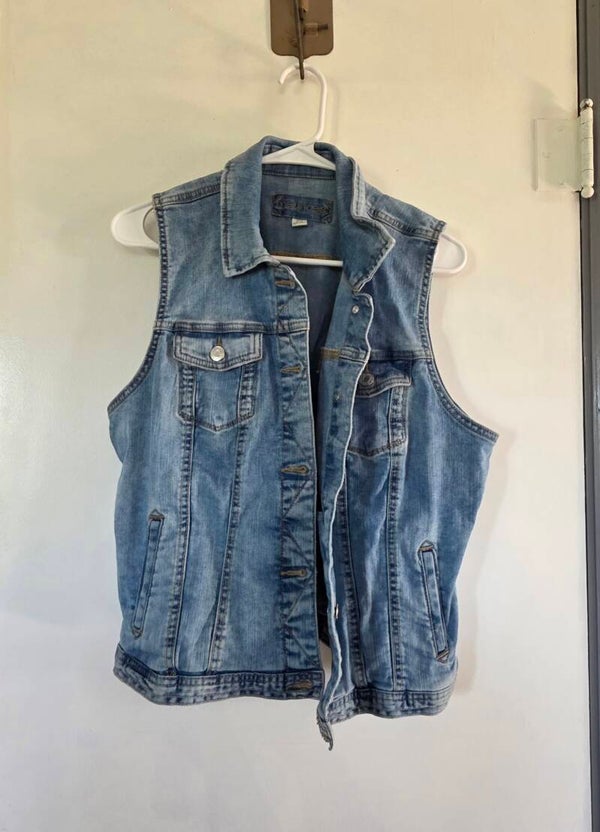 Maurices Women's Sleeveless Lightwash Denim Vest with Pockets Size XL