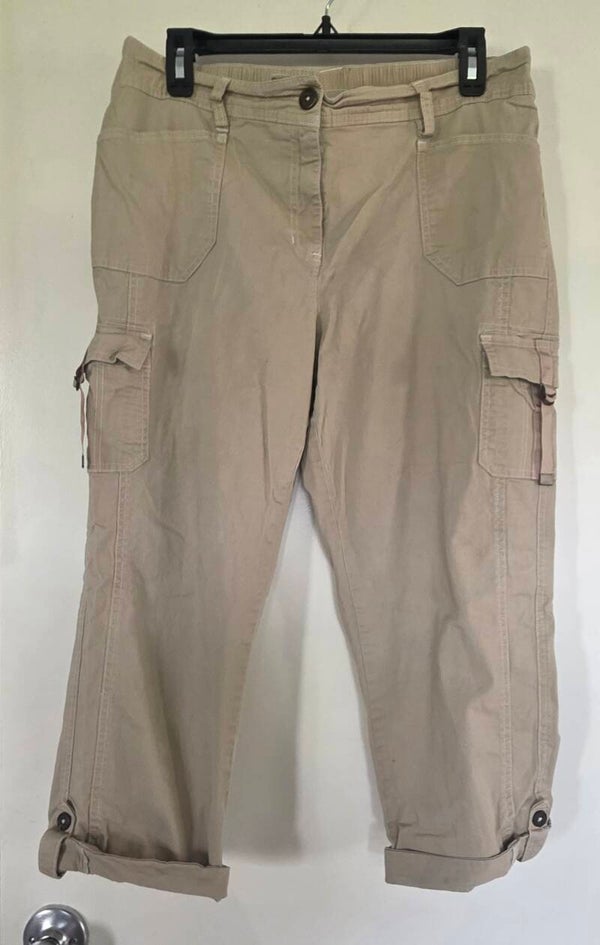 Cato Women’s Size 12 Beige Mid-Rise Cargo Capris w/ Pockets