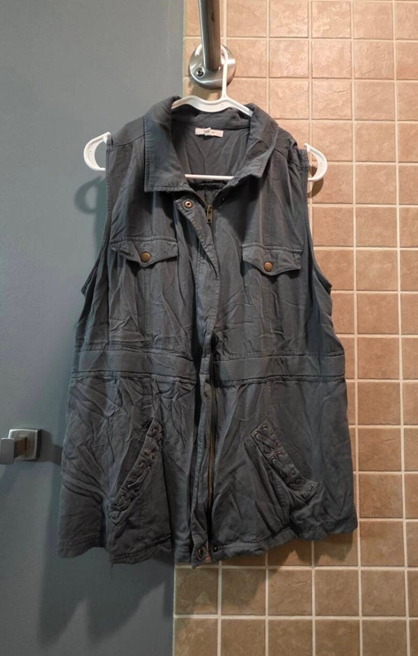 Maurices Women's Collared Gray Sleeveless Utility Vest Zip Front w/ Pockets XL
