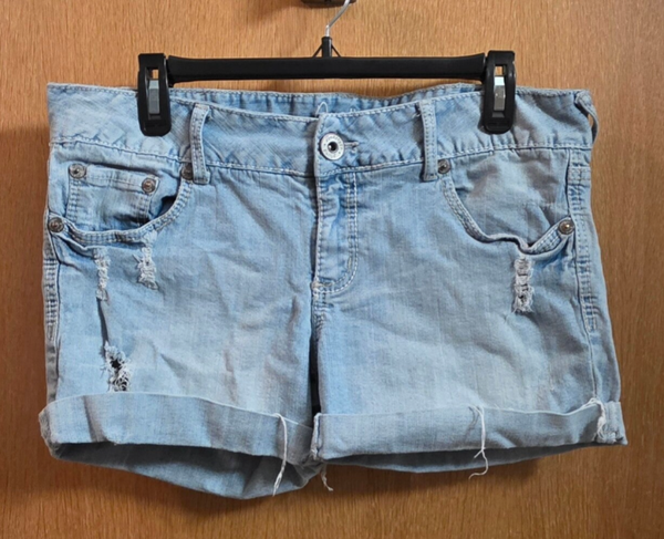 Amethyst Jeans Light Wash Distressed Mid Rise Cut-Off Stretch Denim Shorts JR 13