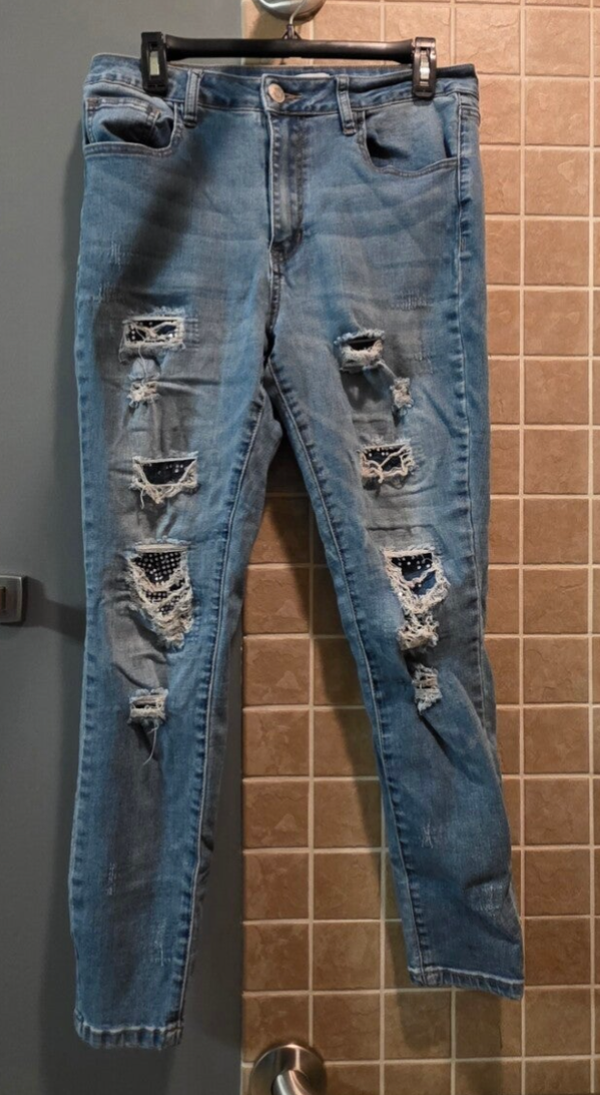 Women’s 12 Rue 21 High Rise Light Wash Distressed Studded Stretch Skinny Jeans